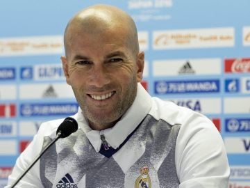 Zinedine Zidane, sonriente en una rueda de prensa