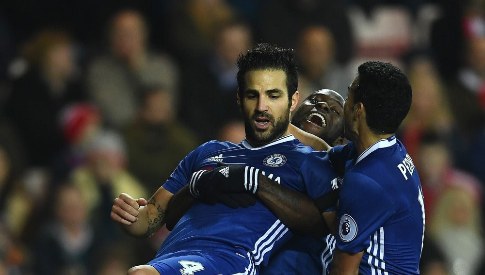 Cesc Fábregas celebra su gol con el Chelsea