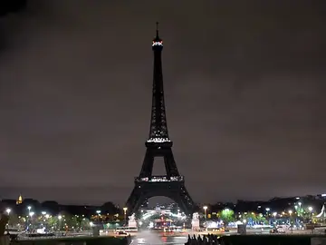 La torre Eiffel, sin luz en solidaridad con Alepo La torre Eiffel, sin luz en solidaridad con Alepo