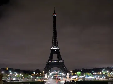 La torre Eiffel, sin luz en solidaridad con Alepo La torre Eiffel, sin luz en solidaridad con Alepo