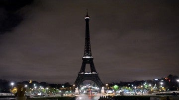 La torre Eiffel, sin luz en solidaridad con Alepo