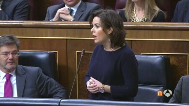 Sáenz de Santamaría insta a Iglesias a dar lecciones de democracia 