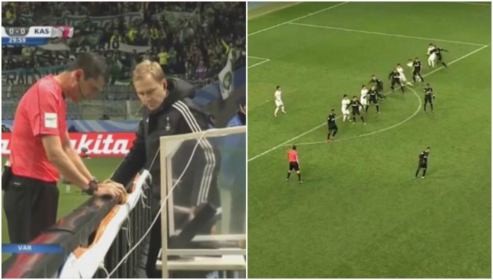 Kassai revisa el penalti que luego pita por videoarbitraje
