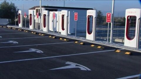 Frame 53.584278 de: Uber presenta en Madrid el lanzamiento mundial de su flota Tesla de coches totalmente el&eacute;cticos