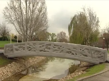 Frame 1.818938 de: Antena 3 Noticias visita el primer puente del mundo construido con una impresora 3D Frame 1.818938 de: Antena 3 Noticias visita el primer puente del mundo construido con una impresora 3D