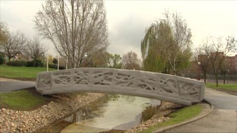 Frame 1.818938 de: Antena 3 Noticias visita el primer puente del mundo construido con una impresora 3D