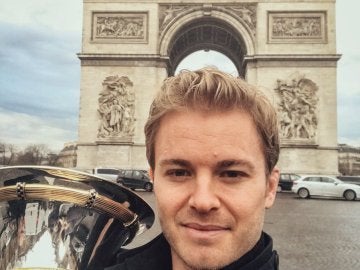 Rosberg, junto al Arco del Triunfo en París con su título de campeón 