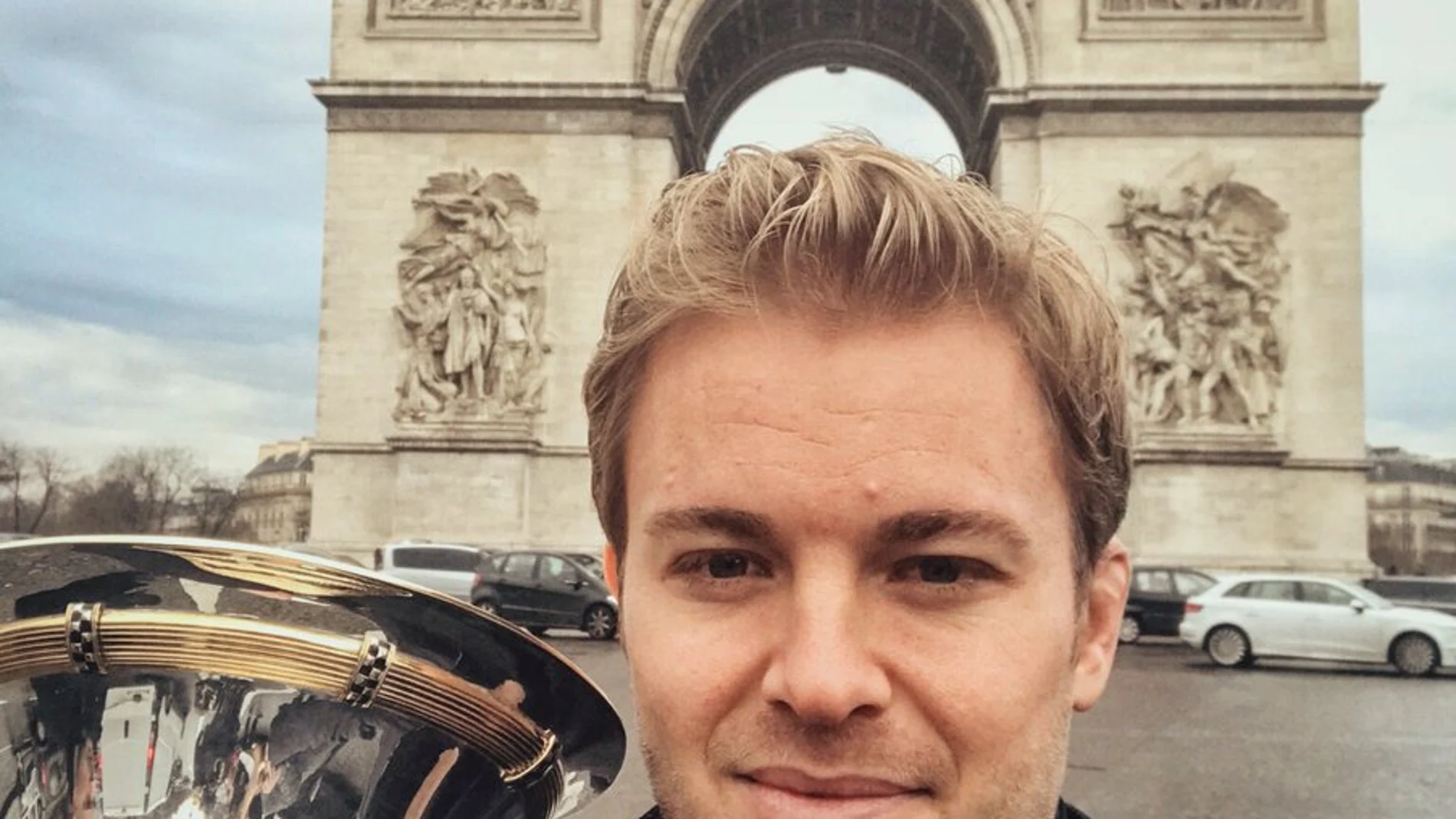 Rosberg, junto al Arco del Triunfo en París con su título de campeón 