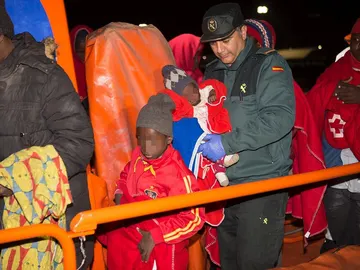 Un agente de la Guardia Civl con varios niños Un agente de la Guardia Civl con varios niños