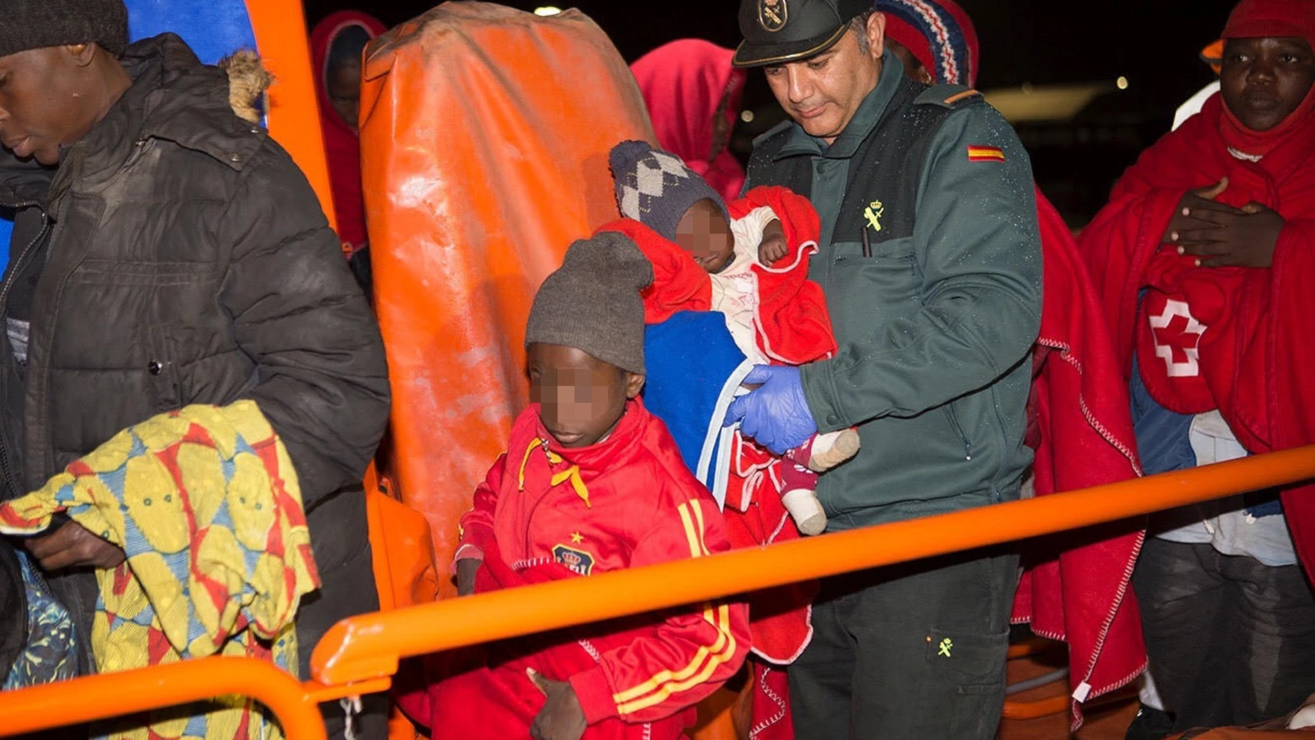 Un agente de la Guardia Civl con varios niños Un agente de la Guardia Civl con varios niños