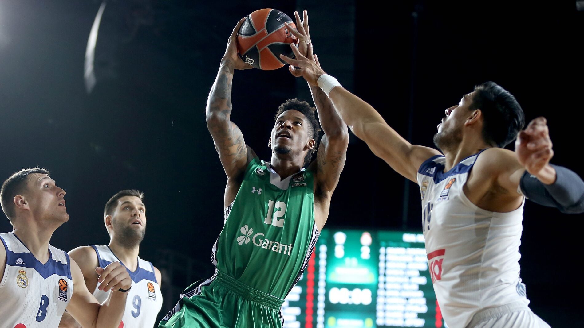Momentos del partido entre el Darussafaka y el Real Madrid