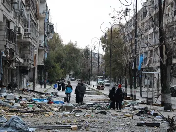 Varios civiles en una calle del este de Alepo Varios civiles en una calle del este de Alepo