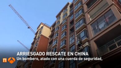 Espectacular rescate de una mujer justo antes de que se lanzara al vacío desde una ventana