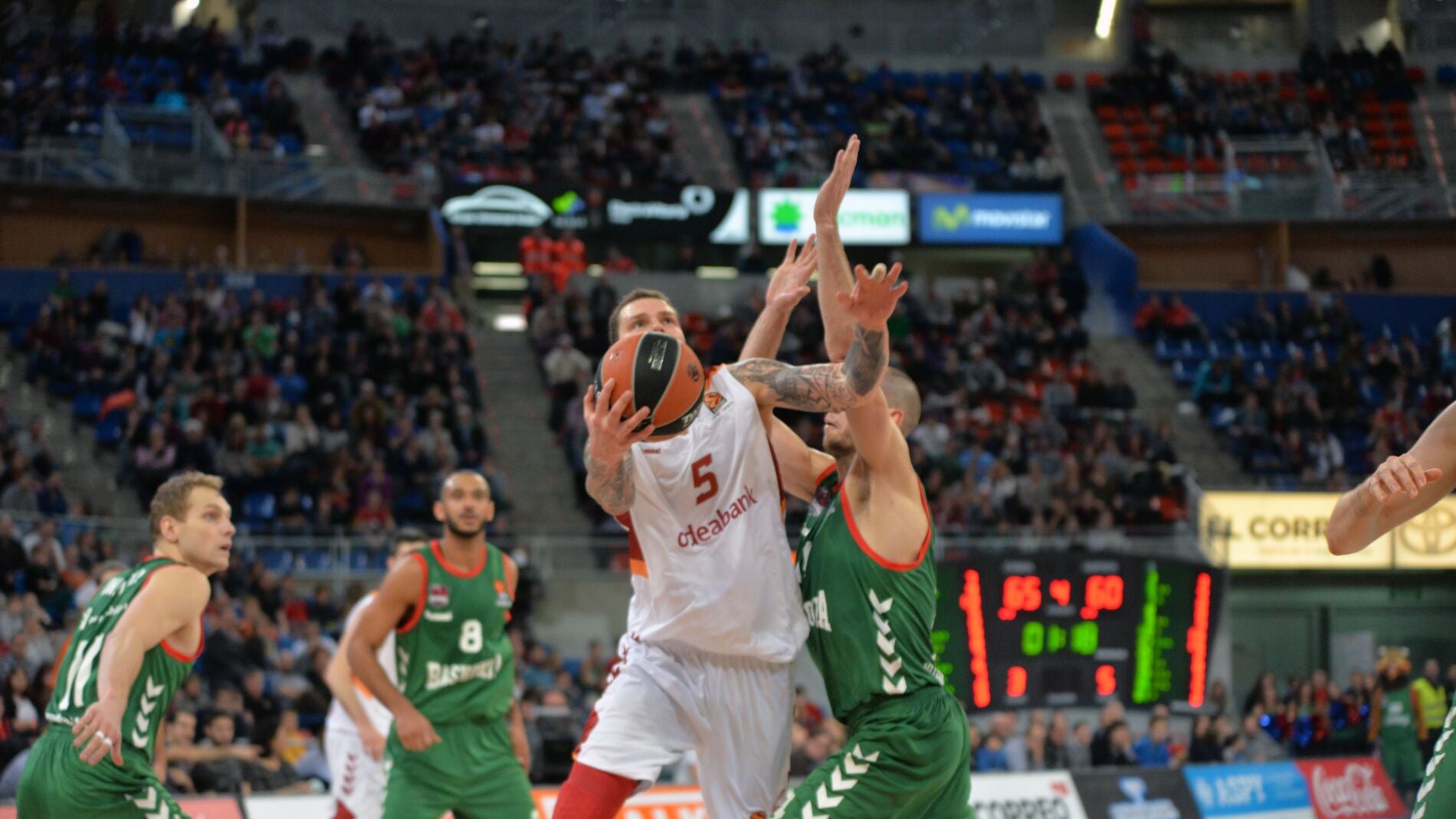 Instantes del partido entre el Unics Kazan y el Baskonia