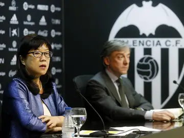 La presidenta del Valencia CF, Layhoon Chan, y el director deportivo, Jesús García Pitarch La presidenta del Valencia CF, Layhoon Chan, y el director deportivo, Jesús García Pitarch