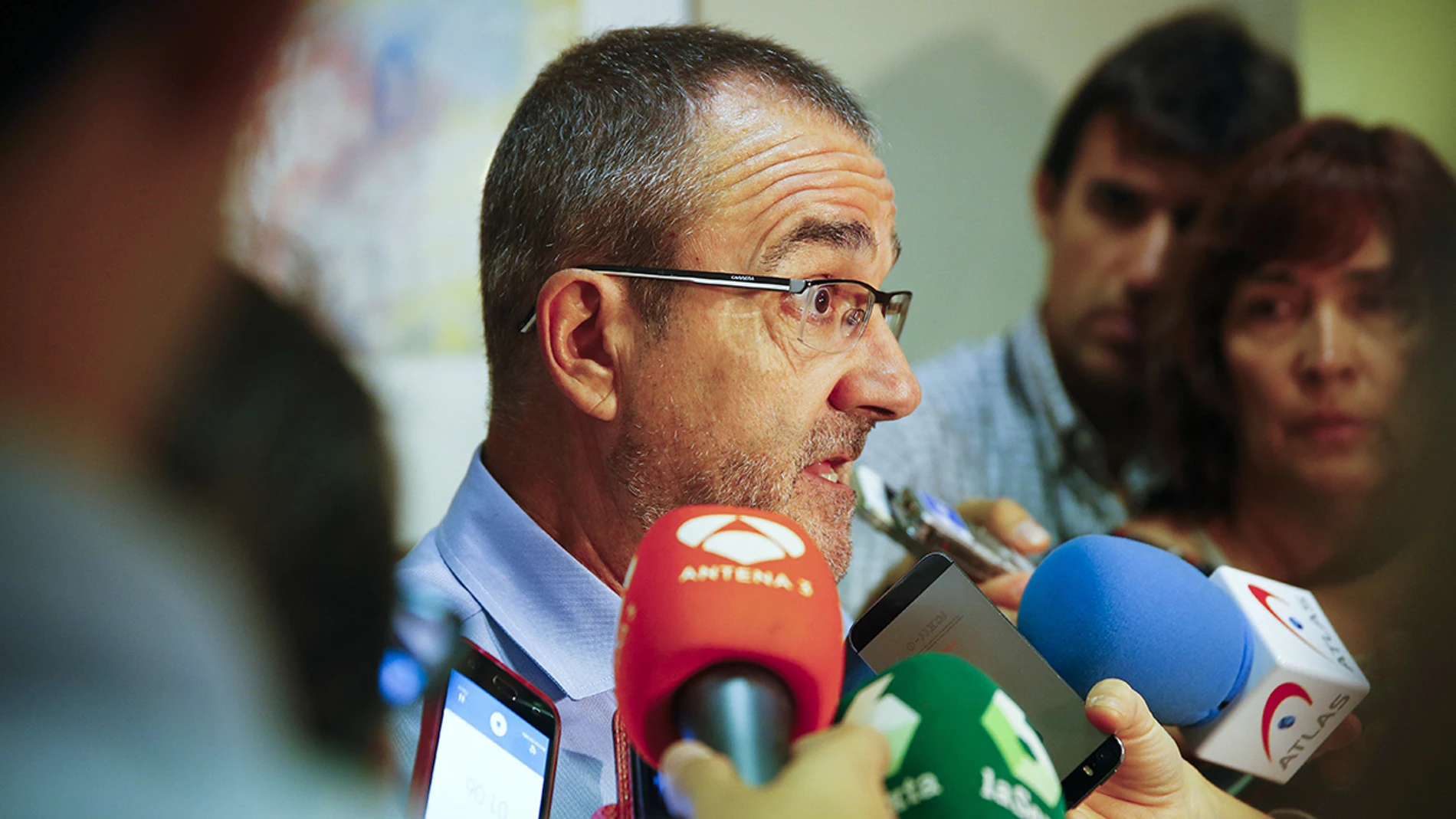 El juez Juan Pedro Yllanes atiende a los medios El juez Juan Pedro Yllanes atiende a los medios