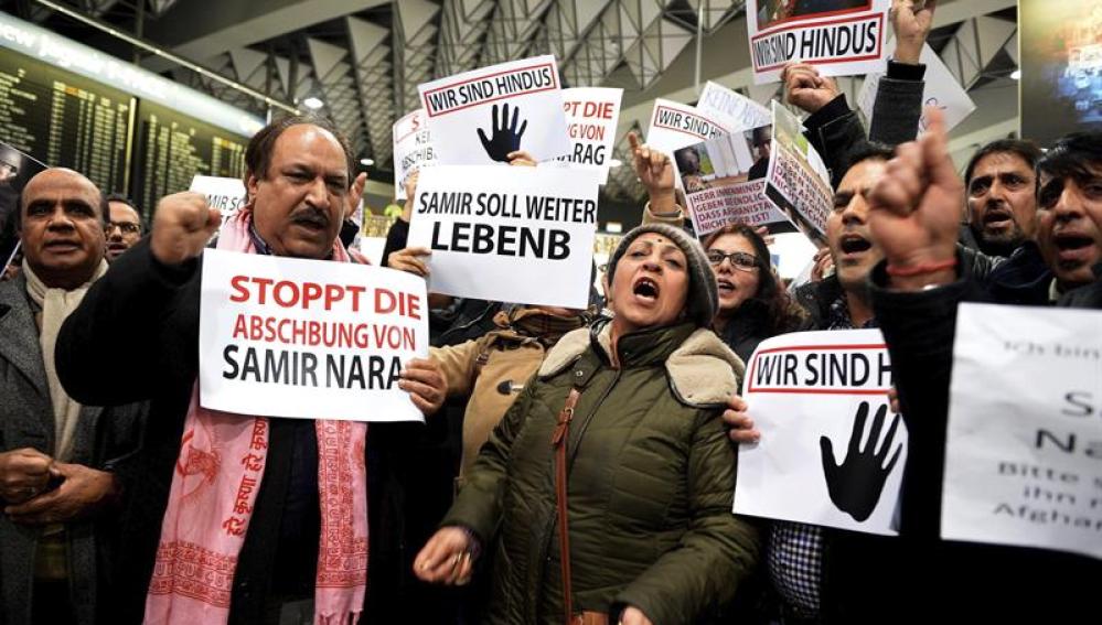 Activistas protestan por las deportaciones de afganos en Alemania