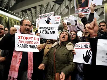 Activistas protestan por las deportaciones de afganos en Alemania Activistas protestan por las deportaciones de afganos en Alemania