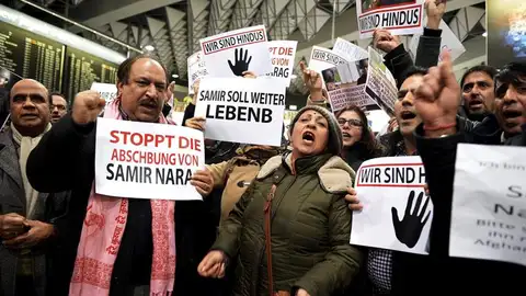 Activistas protestan por las deportaciones de afganos en Alemania Activistas protestan por las deportaciones de afganos en Alemania