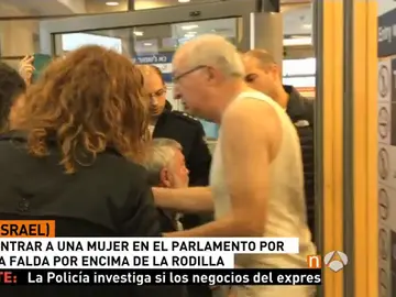 El diputado israelí tras quitarse la camisa El diputado israelí tras quitarse la camisa