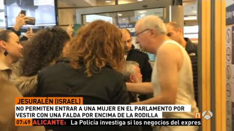 El diputado israel&iacute; tras quitarse la camisa