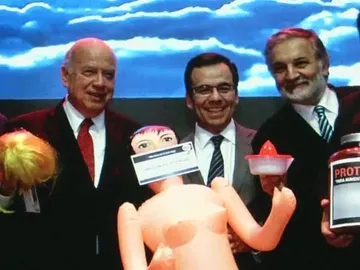 El ministro de Economía chileno con la muñeca hinchable El ministro de Economía chileno con la muñeca hinchable