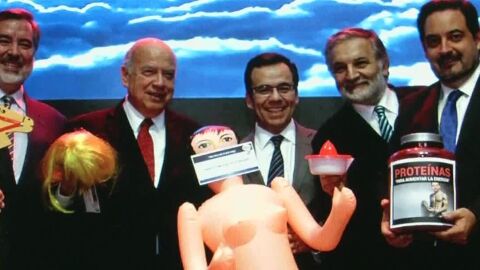 El ministro de Econom&iacute;a chileno con la mu&ntilde;eca hinchable
