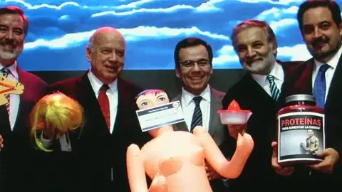 El ministro de Economía chileno con la muñeca hinchable El ministro de Economía chileno con la muñeca hinchable
