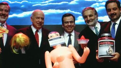 El regalo de una muñeca hinchable al ministro de Economía de Chile desata la polémica en el país