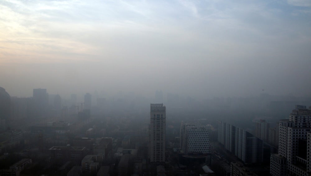Edificios cubiertos por la niebla de la polución en China
