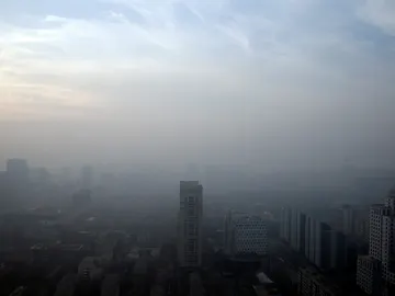 Edificios cubiertos por la niebla de la polución en China Edificios cubiertos por la niebla de la polución en China