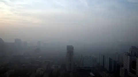 Edificios cubiertos por la niebla de la polución en China Edificios cubiertos por la niebla de la polución en China