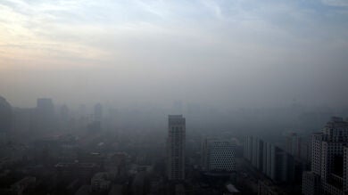 La contaminación paralizará China durante los próximos 5 días: cierran colegios y fábricas y el tráfico se reduce