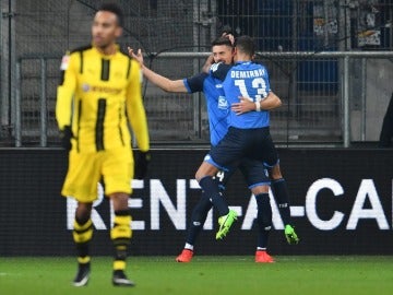 Los jugadores del Hoffenheim celebran un gol ante la desesperación de Aubameyang