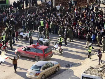 Civiles y combatientes esperan a ser evacuados en Alepo Civiles y combatientes esperan a ser evacuados en Alepo