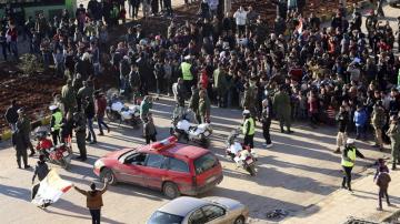 Civiles y combatientes esperan a ser evacuados en Alepo