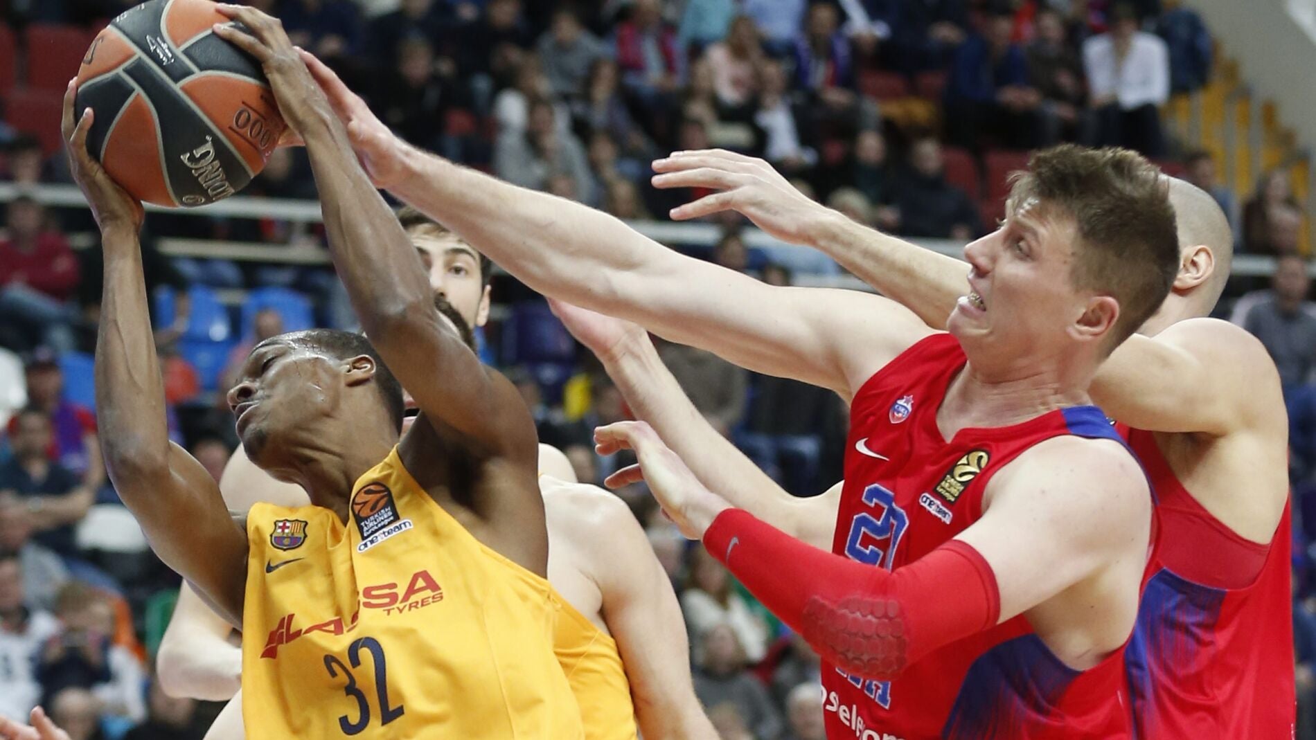 Alex Renfroe es taponado en su intento de penetrar a canasta