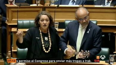 Diputados maoríes cantan en el Parlamento de Nueva Zelanda para reclamar más medidas sociales