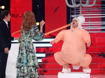 Esther Arroyo se toma al pie de la letra su interpretación y 'echa las guindas al pavo' Esther Arroyo se toma al pie de la letra su interpretación y 'echa las guindas al pavo'