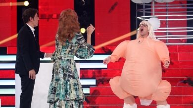 Esther Arroyo se toma al pie de la letra su interpretación y 'echa las guindas al pavo'
