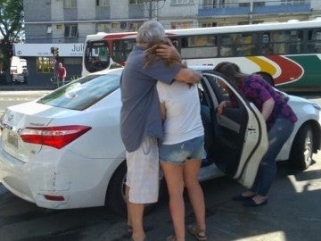 Reencuentro de la familia argentina después de olvidarse de su hija