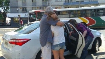 Reencuentro de la familia argentina después de olvidarse de su hija