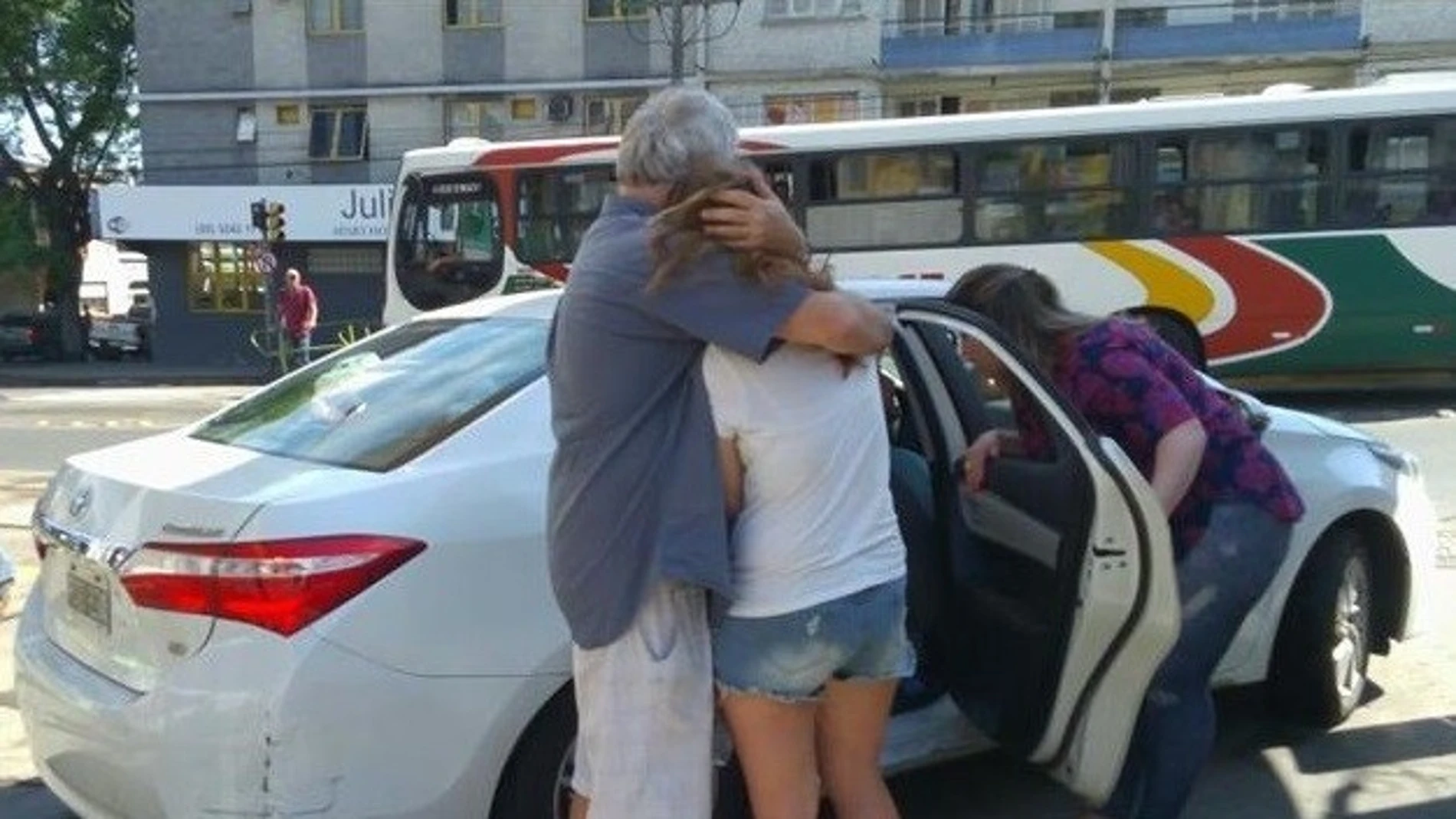 Reencuentro de la familia argentina después de olvidarse de su hija Reencuentro de la familia argentina después de olvidarse de su hija