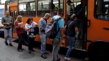 Gente subiendo a un autobús en Caracas