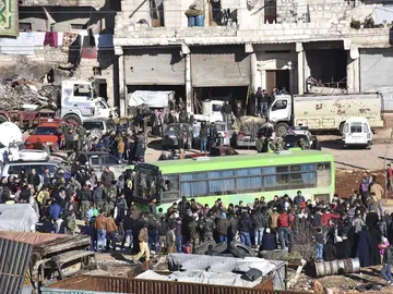 Civiles, combatientes y sus familiares accediendo a uno de los autobuses durante los trabajos de evacuación de los barrios rebeldes de Alepo Civiles, combatientes y sus familiares accediendo a uno de los autobuses durante los trabajos de evacuación de los barrios rebeldes de Alepo