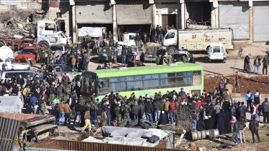 Incendian varios autobuses que iban a evacuar a enfermos y heridos al este de Alepo