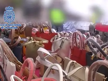 Frame 4.664725 de: Más de 50 detenidos por fabricar y vender bolsos de piel de marca falsos Frame 4.664725 de: Más de 50 detenidos por fabricar y vender bolsos de piel de marca falsos