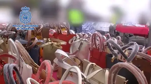 Frame 4.664725 de: Más de 50 detenidos por fabricar y vender bolsos de piel de marca falsos Frame 4.664725 de: Más de 50 detenidos por fabricar y vender bolsos de piel de marca falsos