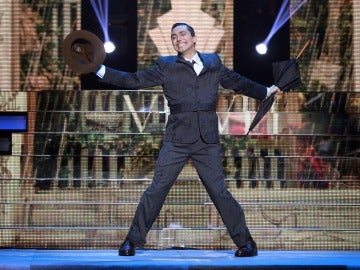 Canco Rodríguez derrocha felicidad cantando bajo la lluvia como Gene Kelly