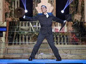 Canco Rodríguez derrocha felicidad cantando bajo la lluvia como Gene Kelly Canco Rodríguez derrocha felicidad cantando bajo la lluvia como Gene Kelly
